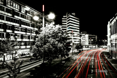Schwarzweiss-Aufnahme über der B27 in der Stuttgarter Innenstadt mit roten Lichtschweifen, die den Verkehr kennzeichnen