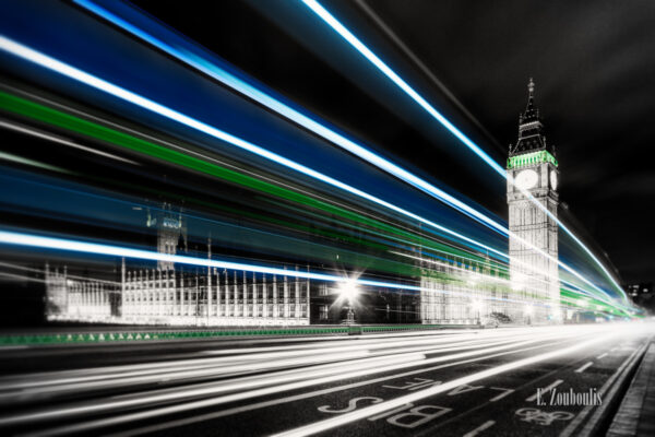 Schwarzweiss-Aufnahme in London mit farbigem Lichtschweif und Big Ben im Hintergrund