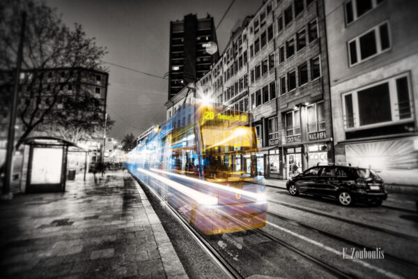 Schwarzweiss-Aufnahme mit farbiger Geister-Tram in München