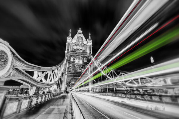 Die Tower Bridge, London in schwarzweiss mit farbigem Lichtschweif, der den Verkehr kennzeichnet