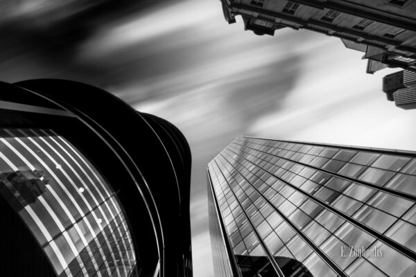 Schwarzweiss-Aufnahme mit Blick moderner Fassaden in London