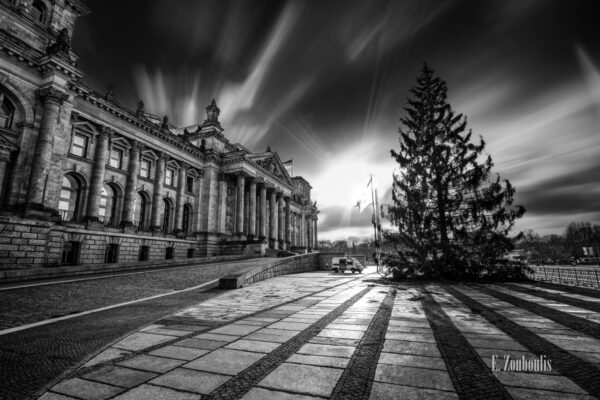 Schwarzweiss-Aufnahme am Reichstag in Berlin