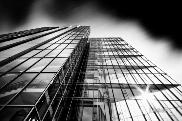 Schwarzweiss-Aufnahme an der Fassade des BW Bank Gebäudes in Stuttgart