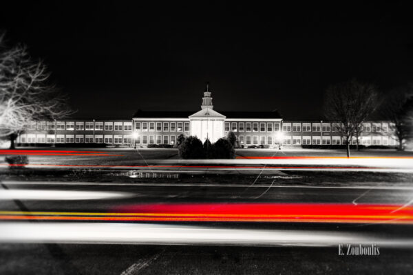 Schwarzweiss-Aufnahme der Loudoun County High School in Leesburg, USA mit einem roten Lichtschweif im Vordergrund