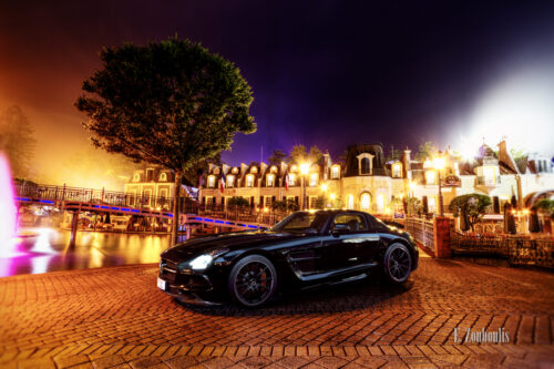 Nachtaufnahme eines Mercedes Benz SLS AMG Black Series mitten im französischen Viertel des Europa Park