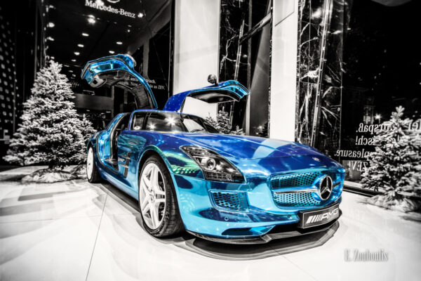 Schwarzweiss-Aufnahme mit blauem Mercedes AMG SLS Electric