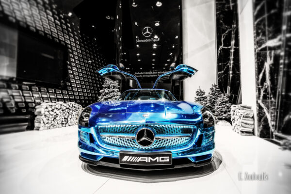 Schwarzweiss-Aufnahme mit blauem Mercedes AMG SLS Electric