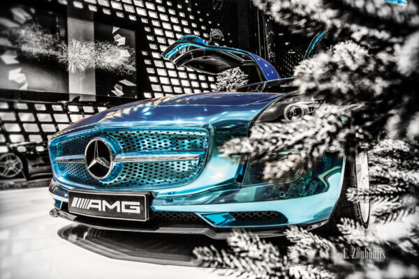 Schwarzweiss-Aufnahme mit blauem Mercedes AMG SLS Electric