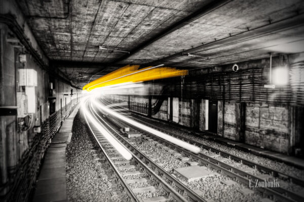 Schwarzweiss-Aufnahme eines Strassenbahn-Lichtschweifs im Tunnel