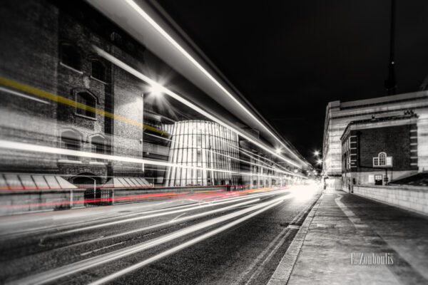 Der Londoner Verkehr als farbiger Lichtschweif auf der Tower Bridge Road in Schwarzweiss