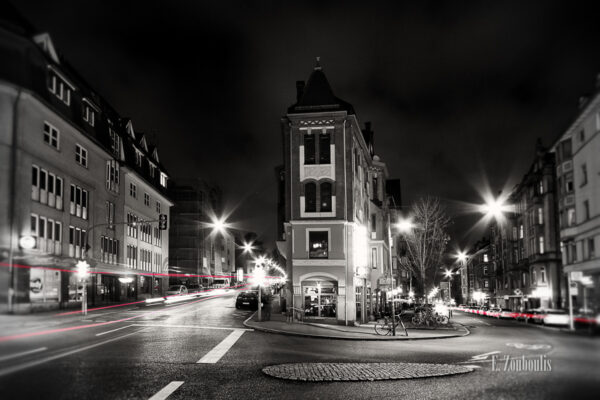 Schwarzweiss-Aufnahme am Marienplatz mit roten Lichtschweifen, die den Verkehr sichtbar machen