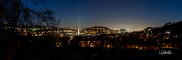 Nachtpanorama in Stuttgart Heslach mit Blick auf die funkelnden Lichter der Stadt