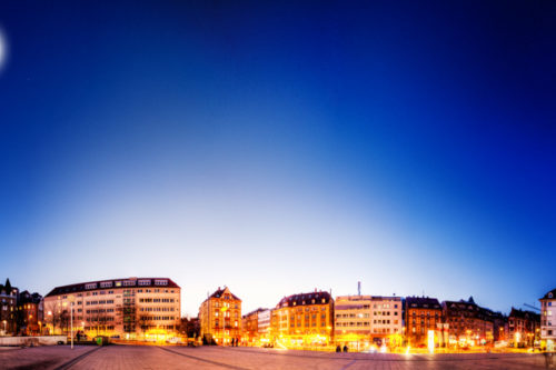 360 Grad Panorama am Marienplatz in Stuttgart. Links oben ist der Vollmond zu sehen