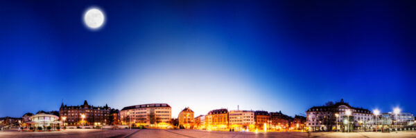 360 Grad Panorama am Marienplatz in Stuttgart. Links oben ist der Vollmond zu sehen