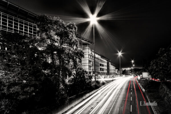 Schwarzweiss-Aufnahme an der B14 in Stuttgart. Rote und weiße Lichtschweife kennzeichnen den Verkehr bei Nacht