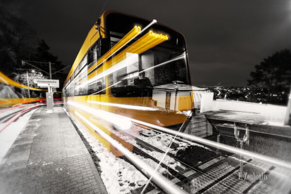 Schwarzweiss-Aufnahme einer einfahrenden Zahnradbahn in gelb an der Wielandshöhe in Stuttgart