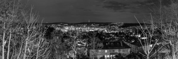 Schwarzweiss-Panorama mit Blick über die Innenstadt von Stuttgart auf den Fernsehturm in der Mitte des Bildes