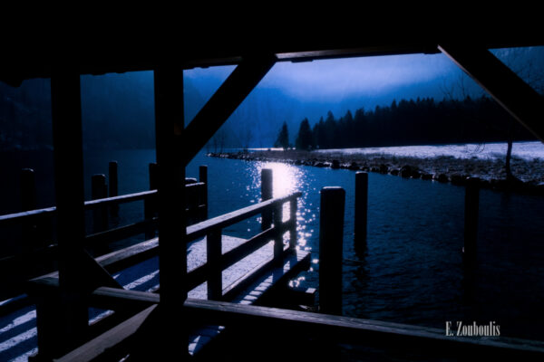 Winterliche Aufnahme an der Anlegestelle am Königsee, Bayern. Mit Blick auf den Königsee und den Fuß des Jenner