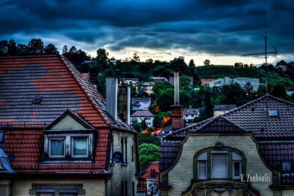 HDR-Aufnahme zur blauen Stunde in Stuttgart Heslach. Zu sehen sind die Dächer der Gebäude und auf dem Hügel rechts ist die Wilhelm-Hauff Schule