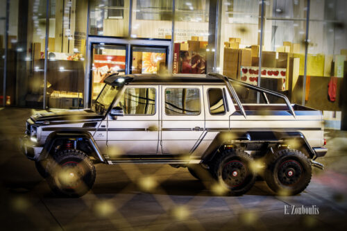 Ein Mercedes Benz G63 6x6 AMG hinter einem Zaun am Mercedes Benz Museum in Stuttgart