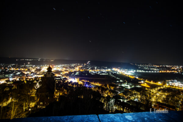 Nachtaufnahme in Herrenberg mit Blick auf die Stiftskirche und den funkelnden Lichtern der Stadt