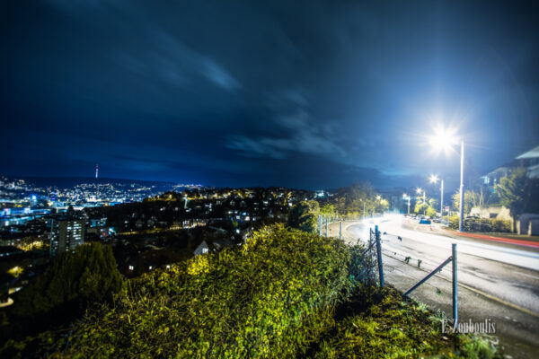 Nacht-Aufnahme in Stuttgart Killesberg mit Blick Richtung Fernsehturm und Lichtschweifen von dem Verkehr auf der Straße