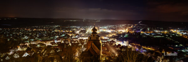 Nacht Panorama von Herrenberg aus der Sicht vom Schloßberg, mit Blick auf die Stiftskirche und die funkelnden Lichter der Stadt