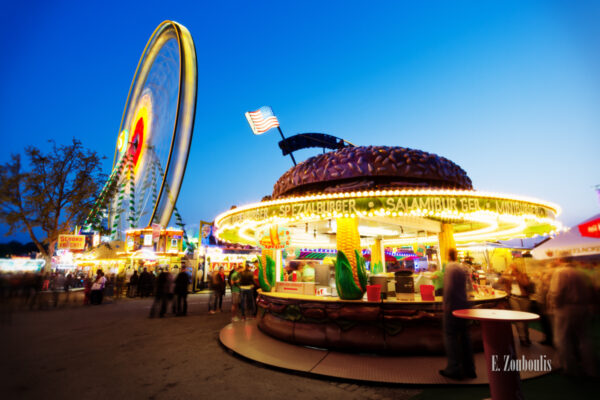 Volksfest-Stimmung vor einem Riesenburger am Cannstatter Wasen