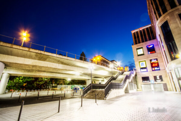 Farbenfrohe Aufnahme zur blauen Stunde an der Paulinenbrücke in Stuttgart