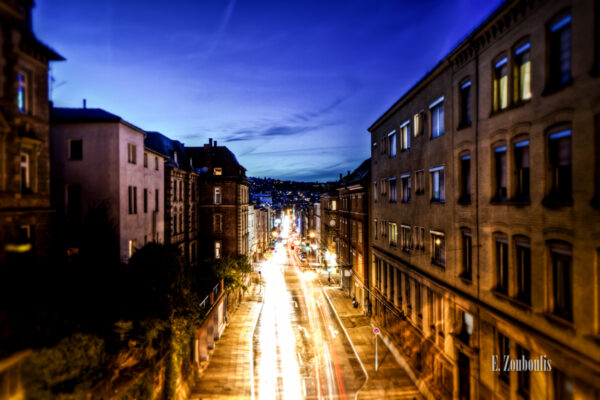 Blick über dem Schwabtunnel auf die Schwabstraße Richtung Stuttgart-West zur blauen Stunde