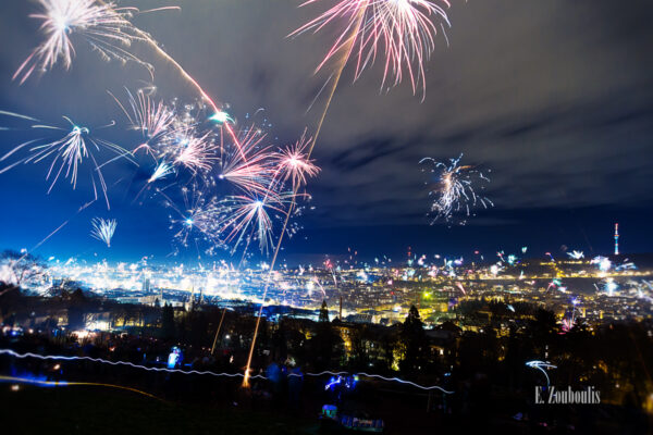 Nachtaufnahme zu Silvester an der Karlshöhe in Stuttgart-West. Blick über die Stadt und den Fernsehturm rechts im Bild