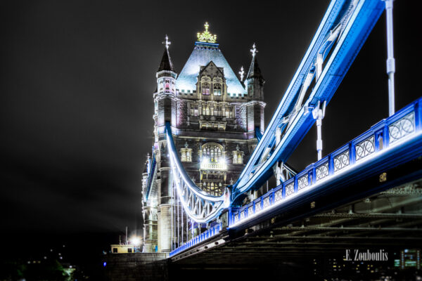 Nachtaufnahme an der Tower Bridge in London.