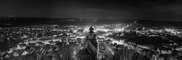 Nacht Panorama von Herrenberg in Schwarzweiß aus der Sicht vom Schloßberg, mit Blick auf die Stiftskirche und die funkelnden Lichter der Stadt