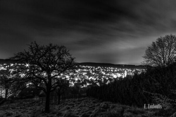 Schwarzweiß Aufnahme mit einer Aussicht auf Aidlingen in der Nacht