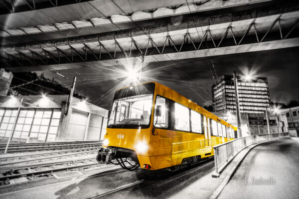 Gelbe Straßenbahn vor dem SSB Depot in Heslach auf schwarzweißer Aufnahme