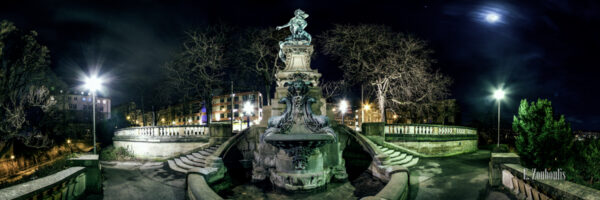 360 Grad Panorama am Eugensplatz bei Nacht. In der Mitte ist der Galatea Brunnen zu sehen und rechts oben im Bild der Vollmond