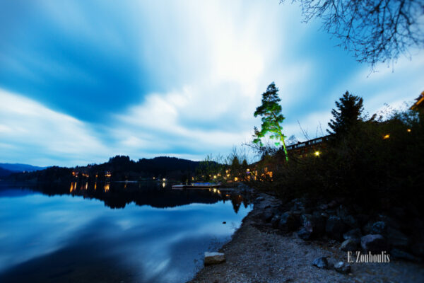 Aufnahme zur blauen Stunde am Titisee, Schwarzwald. Links im Bild der See, der durch die lange Belichtungszeit die vorüberziehenden Wolken spiegelt