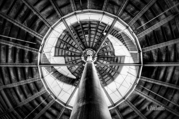 Schwarzweiß-Aufnahme vom Killesbergturm, Stuttgart mit Blick nach oben