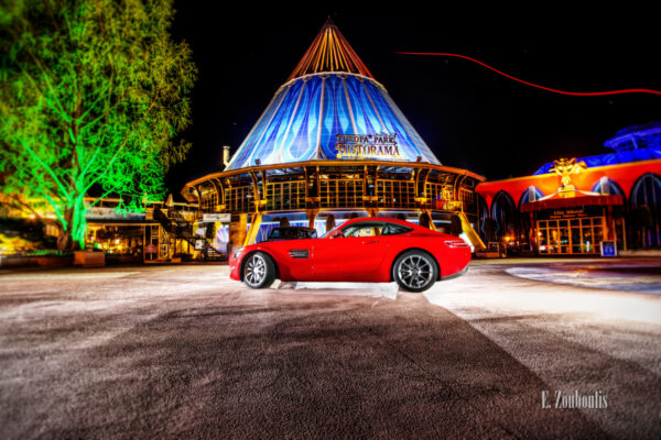 Nachtaufnahme eines roten Mercedes Benz AMG GT im Europapark