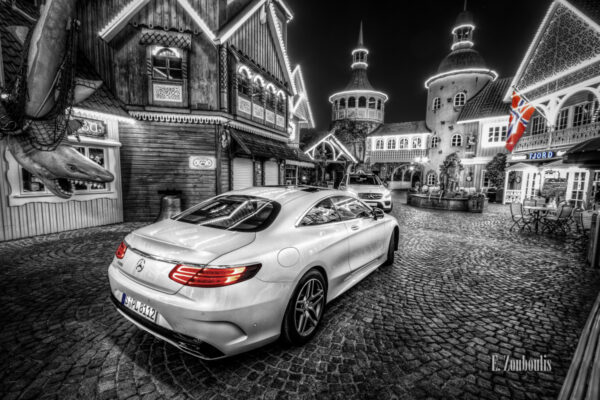 Nacht-Aufnahme einer weißen Mercedes S-Klasse im Norwegischen Viertel des Europapark neben einem Hai