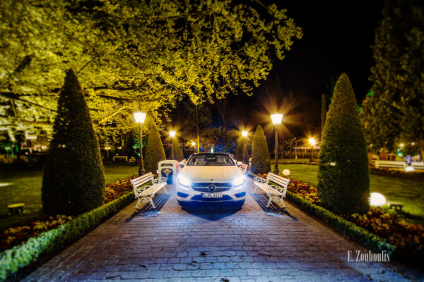 Nacht-Aufnahme einer weißen Mercedes S-Klasse im Europapark, umgeben von Bäumen und einem schönen Park