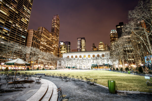 Nachtaufnahme im Bryant Park, in der Innenstadt von New York