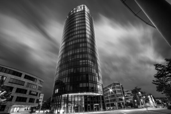 Schwarzweiß-Aufnahme am Colorado Turm in Stuttgart-Vaihingen abends im Vorfeld eines Sturms