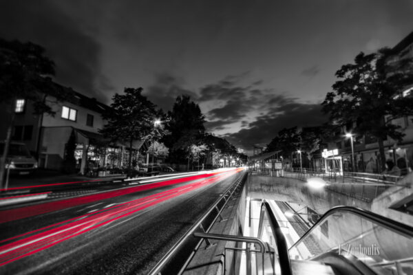 Schwarzweiß-Aufnahme in Stuttgart-Sillenbuch mit roten Light Trails, die die Dynamik des Verkehrs zum Ausdruck bringen