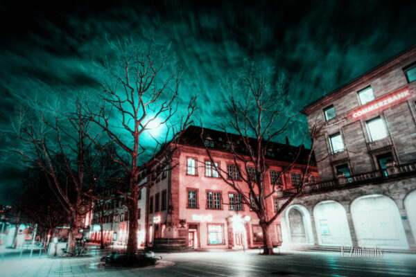 Vollmond bei einer grün / blau rötlichen Stimmung am Schlossplatz in Stuttgart bei Nacht