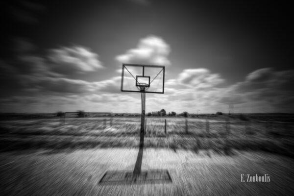 Dynamische Schwarzweiß-Aufnahme an einem verlassenen Basketballplatz