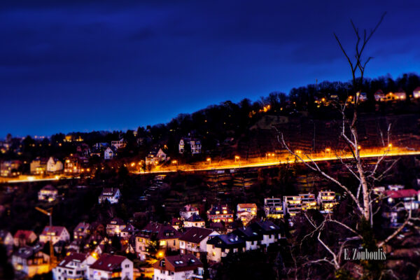 Aufnahme zur blauen Stunde von der Alten Weinsteige in Stuttgart mit Blick Richtung Neue Weinsteige