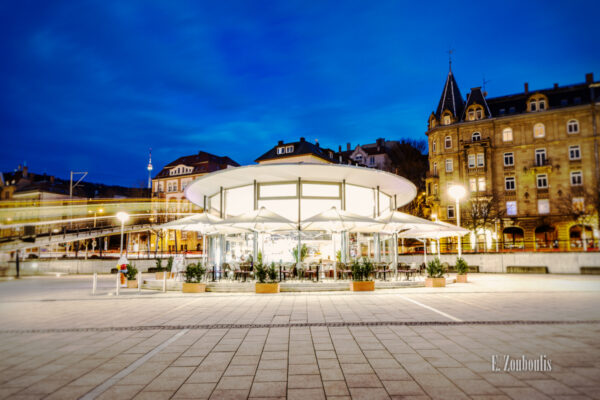 Aufnahme zur blauen Stunde am Marienplatz in Stuttgart. In der Mitte des Bildes ist das La Luna Cafe und links das Restlicht der Zahnradbahn vor dem Fernsehturm