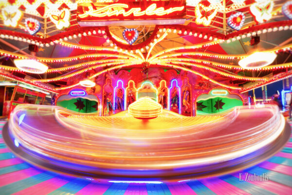 Langzeitaufnahme auf dem Cannstatter Wasen in Stuttgart. Beim Volksfest entsteht durch die Bewegung ein farbenfroher Kreisel