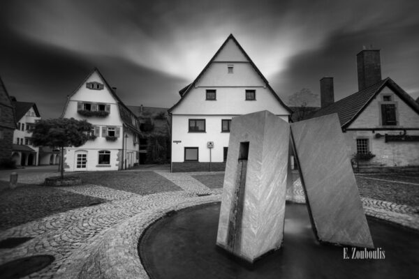 Schwarzweiß-Aufnahme am Marktplatz in Gärtringen mit dem Brunnen im Vordergrund